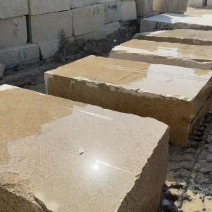 佛山 黄金麻方料堆场洗料分选中，原材料充足