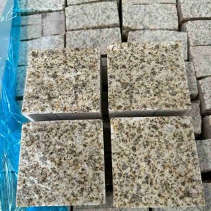 佛山 黄金麻花岗岩自然面小方块，弹石，马蹄石等