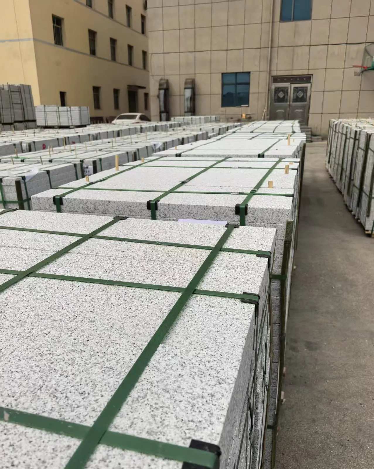 佛山 白麻花岗岩5.0公分荔枝面地铺石