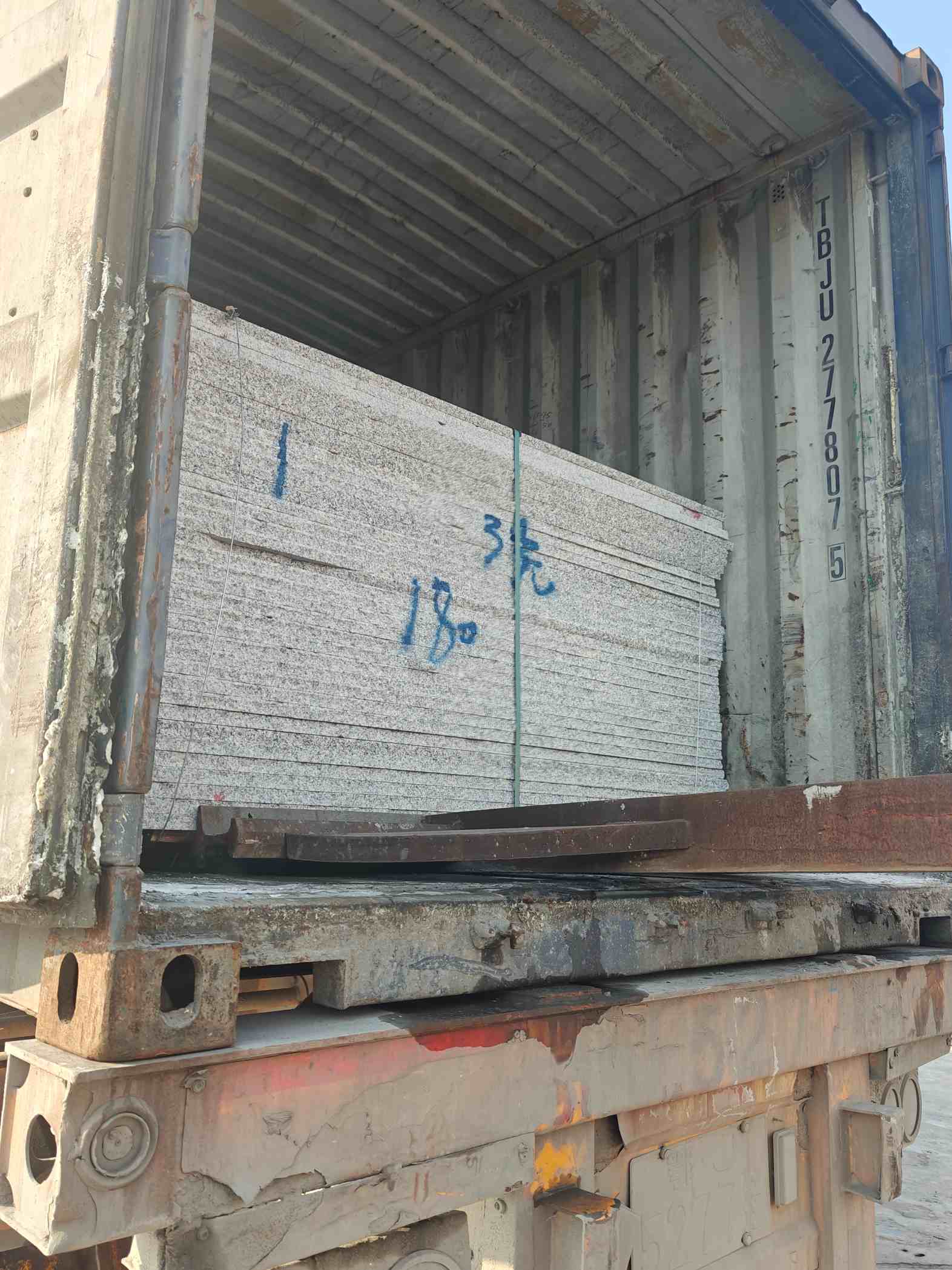 佛山 芝麻白花岗岩石材3.0公分光面毛板装柜出货