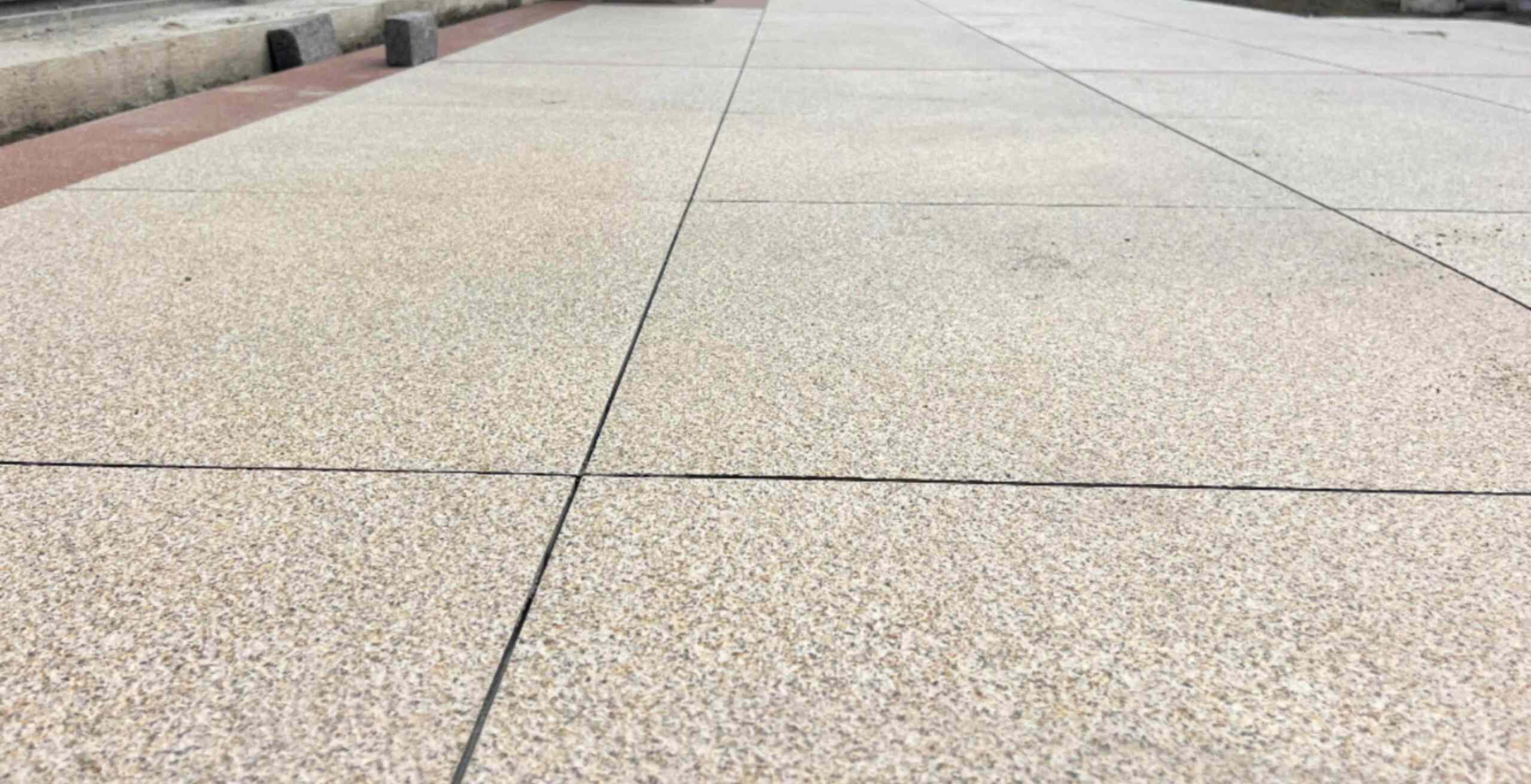 佛山 黄金麻花岗岩石板材荔枝面地面铺装效果