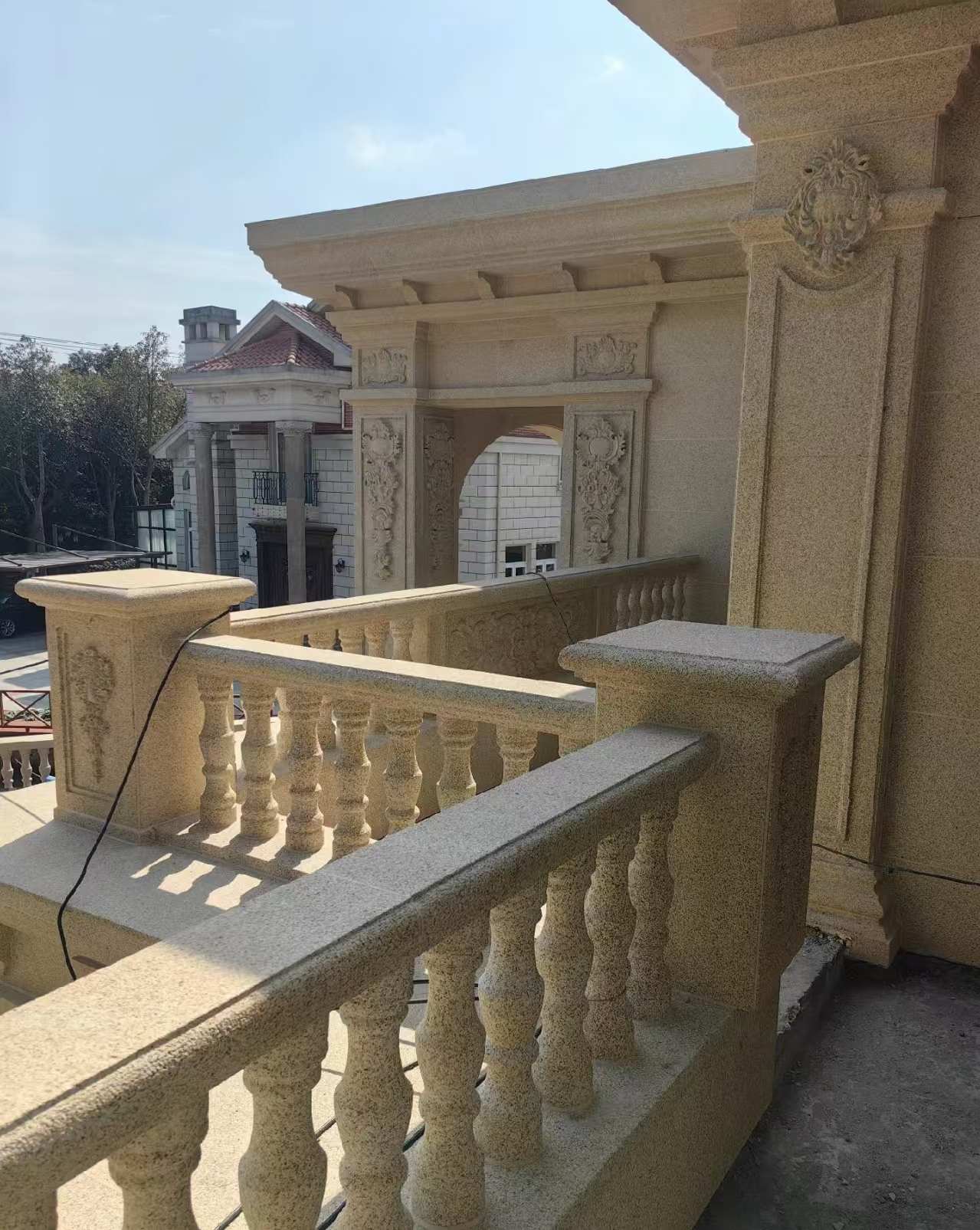 佛山 黄金麻别墅外墙干挂雕花配合阳台栏杆花瓶柱