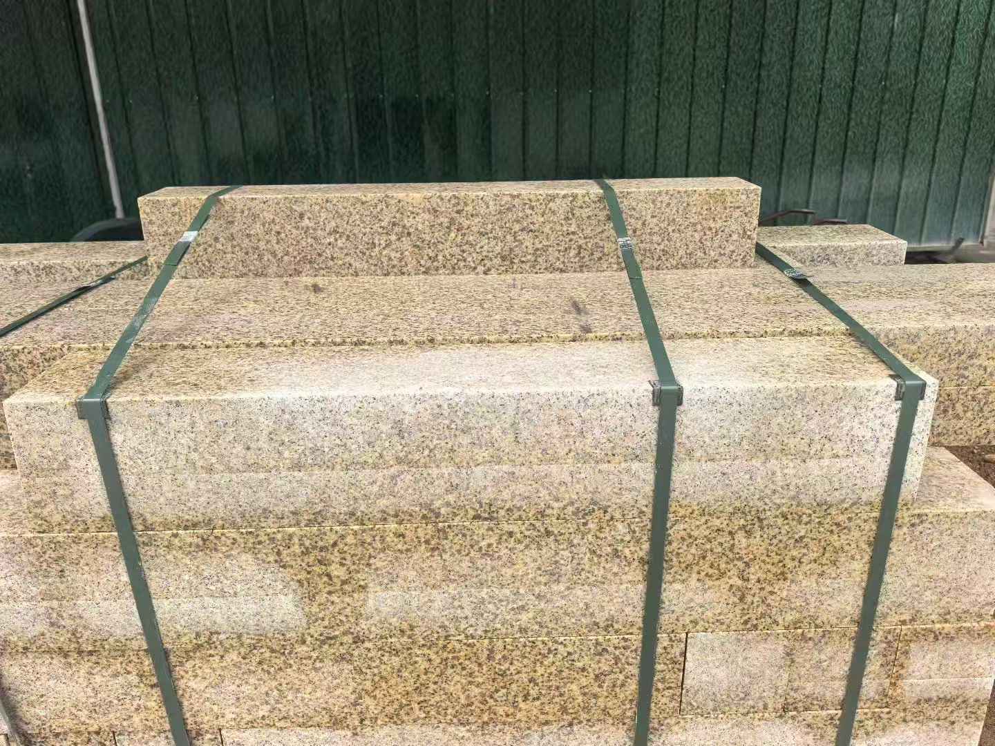 佛山 黄金麻花岗岩石材机切面栏杆料半成品