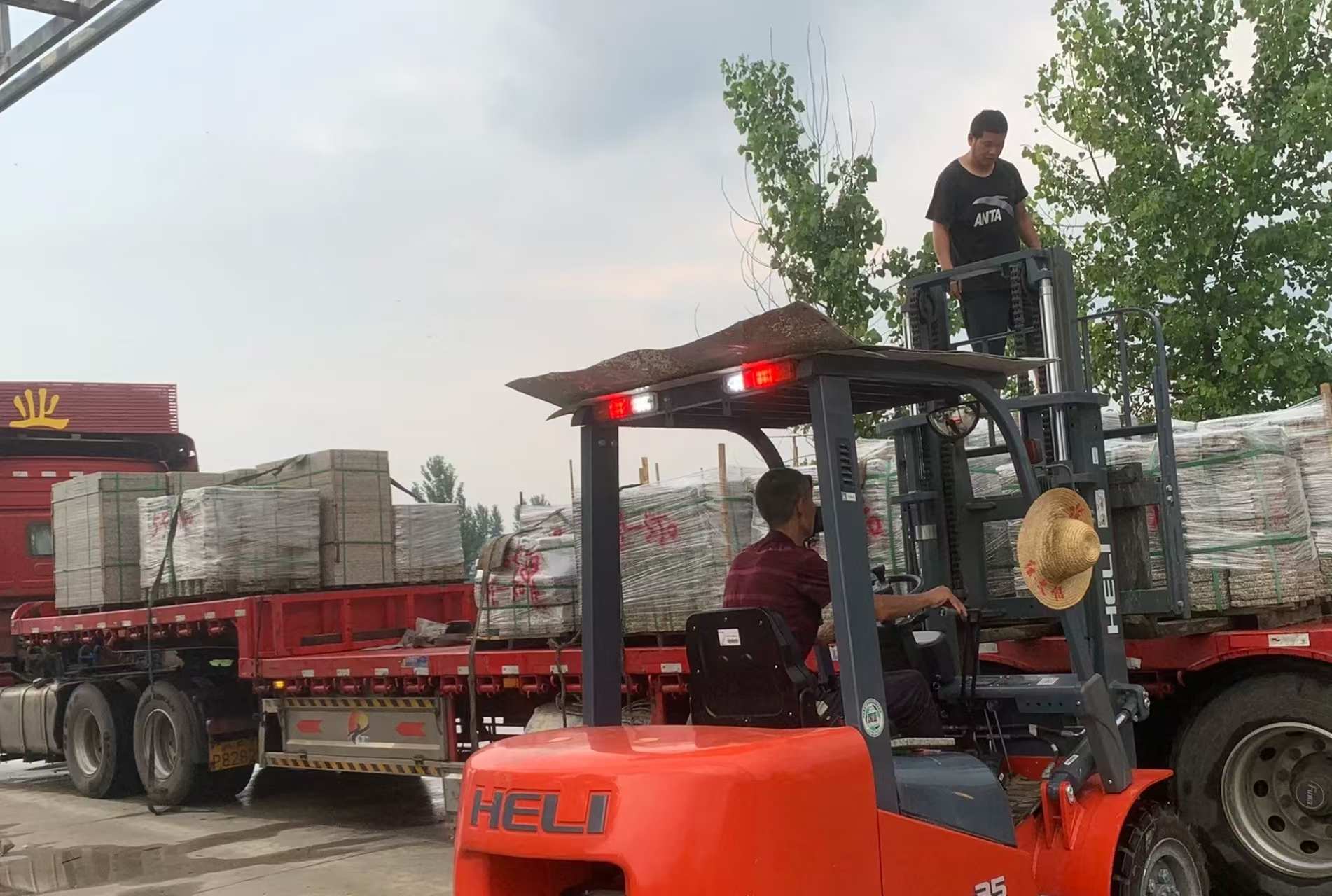 佛山 黄金麻冰裂纹，地铺石装车