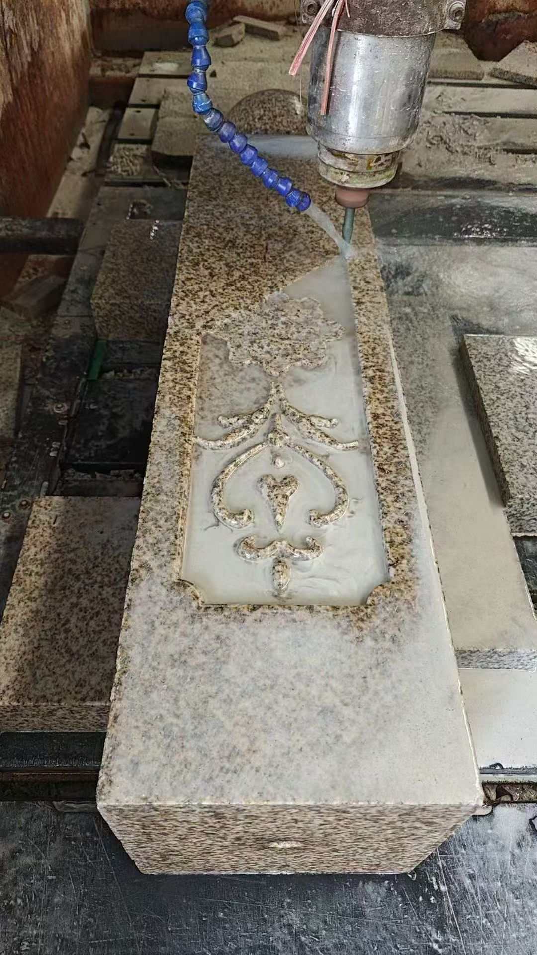 佛山 黄金麻花岗岩异形加工雕刻栏杆大柱