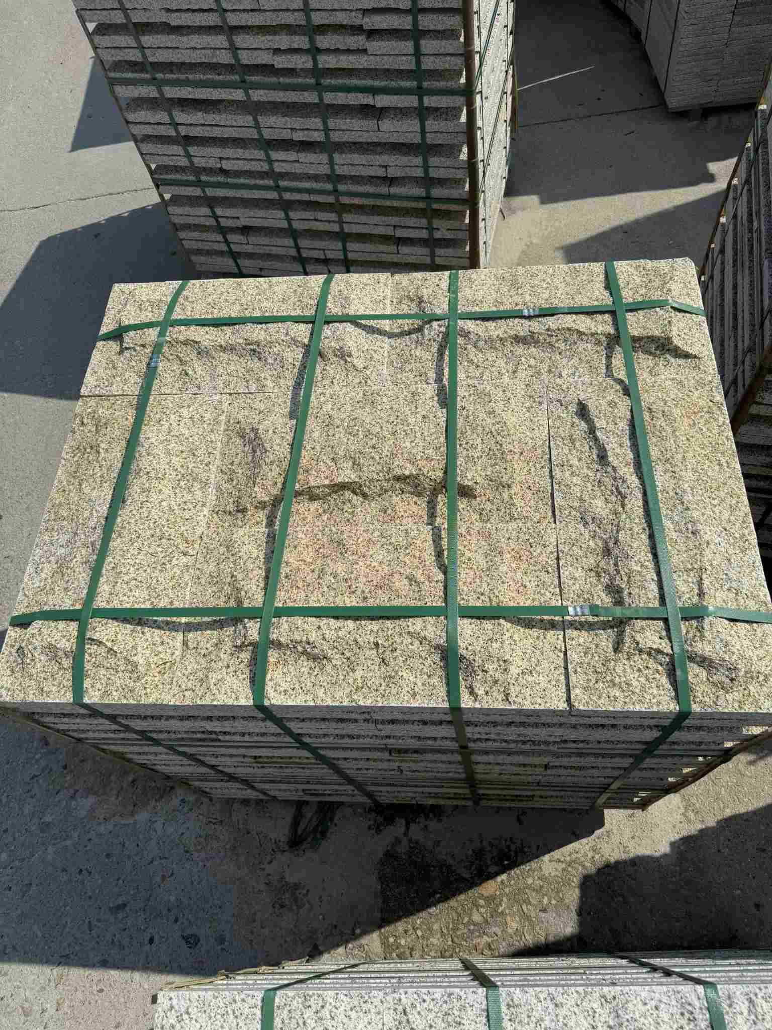 佛山 黄金麻花岗岩石材自然面蘑菇石成品