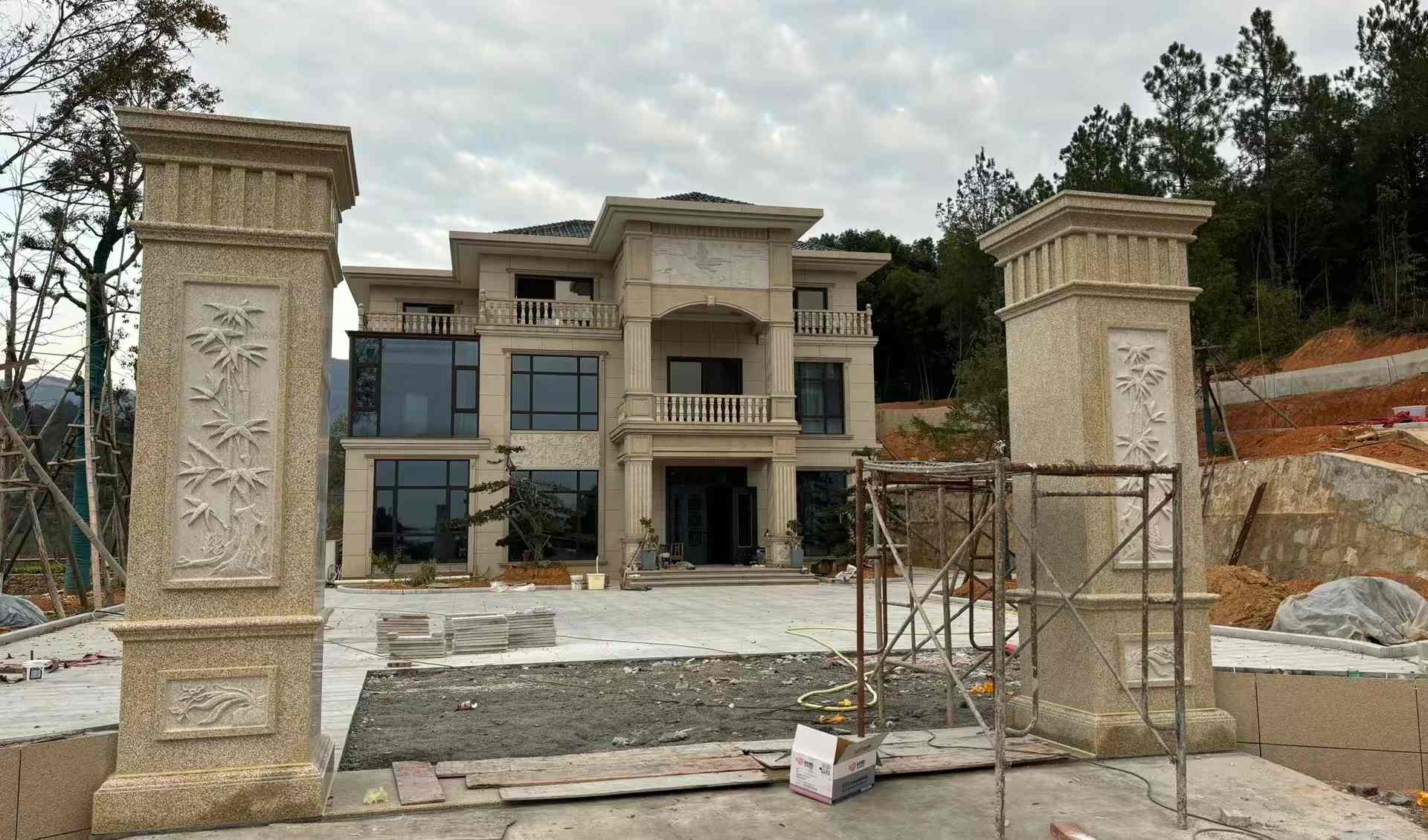 佛山 黄金麻花岗岩别墅雕花外墙干挂配上门口雕花罗马柱