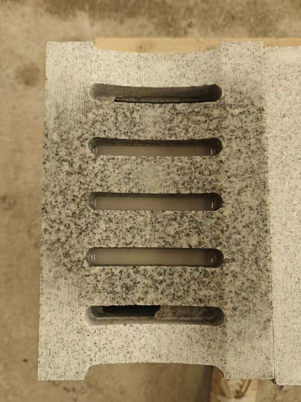 佛山 芝麻白拉丝面花岗岩U型开槽排水槽