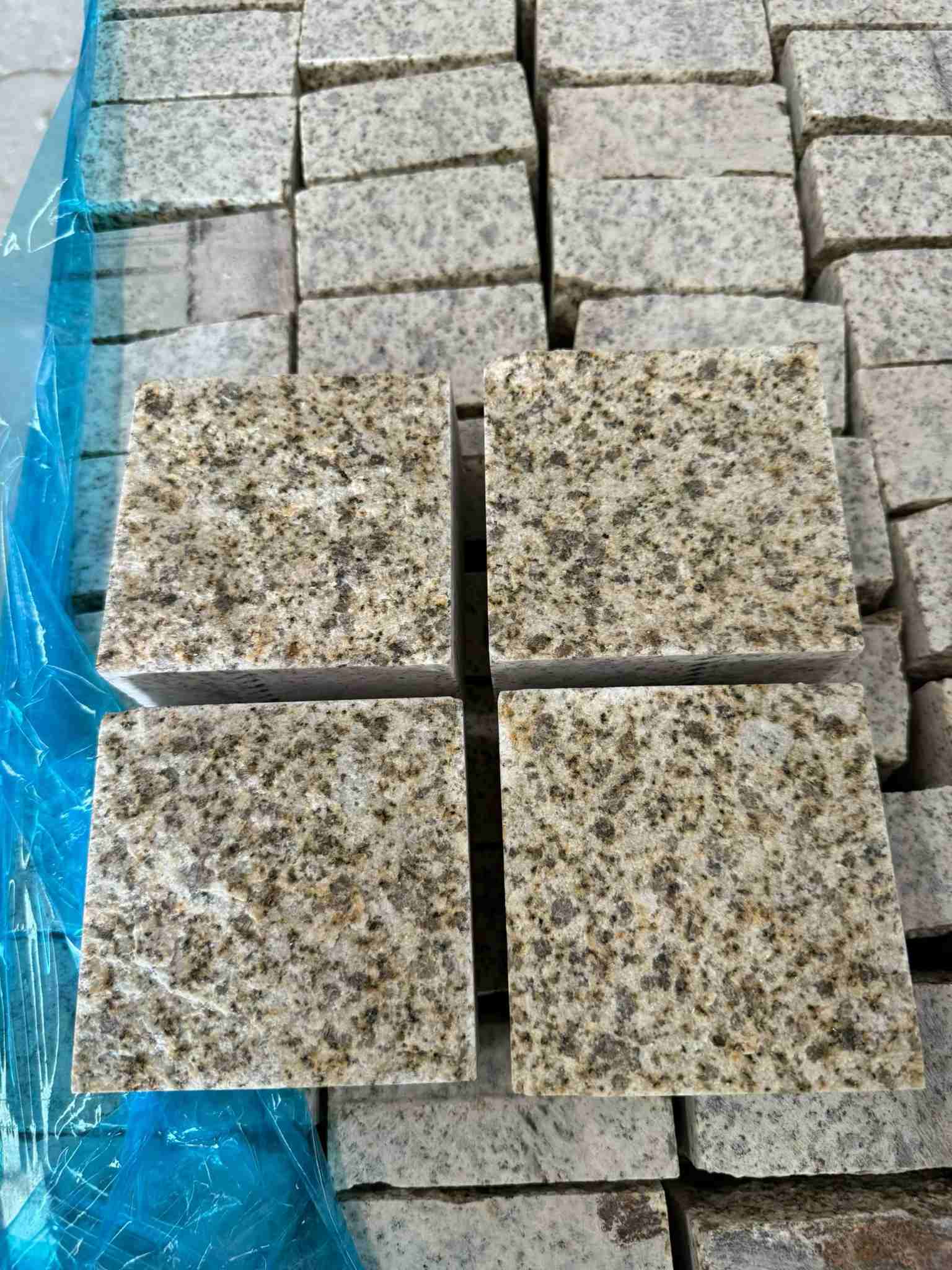 佛山 黄金麻花岗岩自然面小方块，弹石，马蹄石等