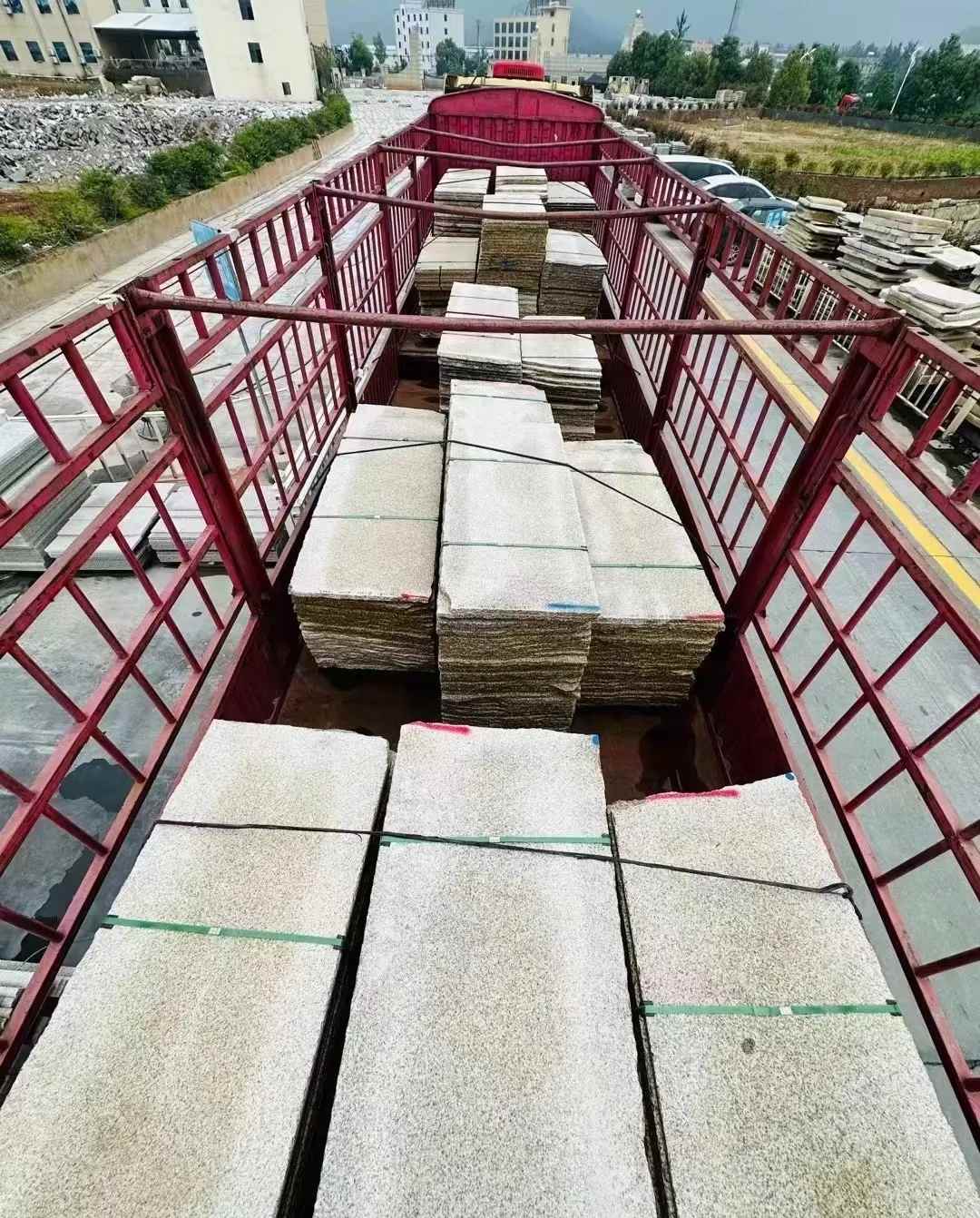 佛山 黄金麻花岗岩荔枝面，光面毛板装车完成