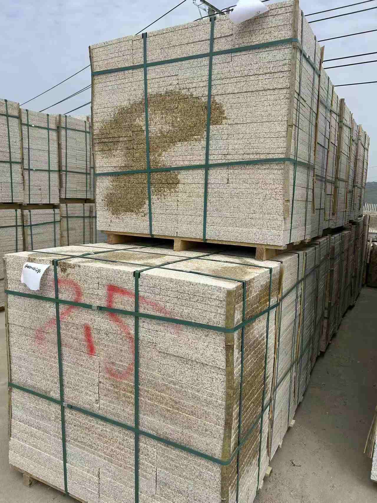 佛山 黄金麻花岗岩石材荔枝面地铺石2.5*300*600