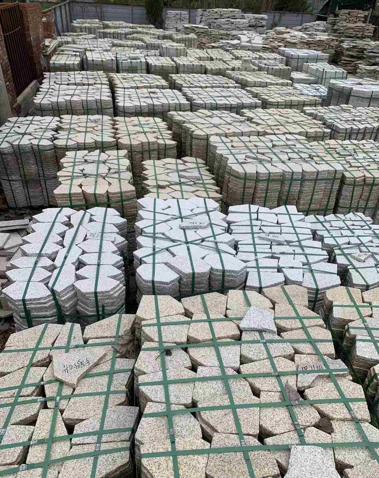 佛山 黄金麻白麻花岗岩荔枝面地铺石(冰裂纹)