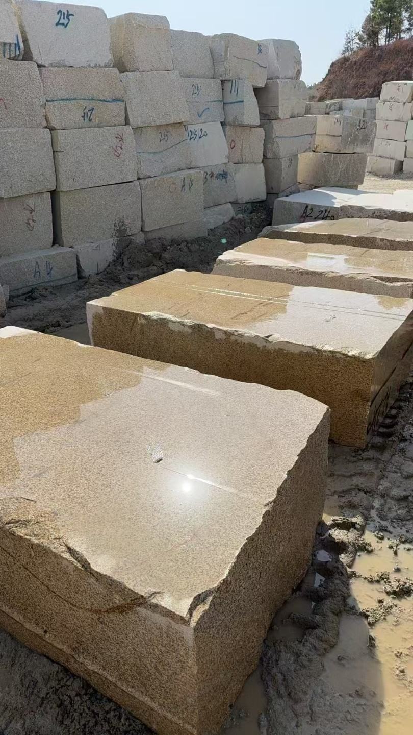 佛山 黄金麻方料堆场洗料分选中，原材料充足