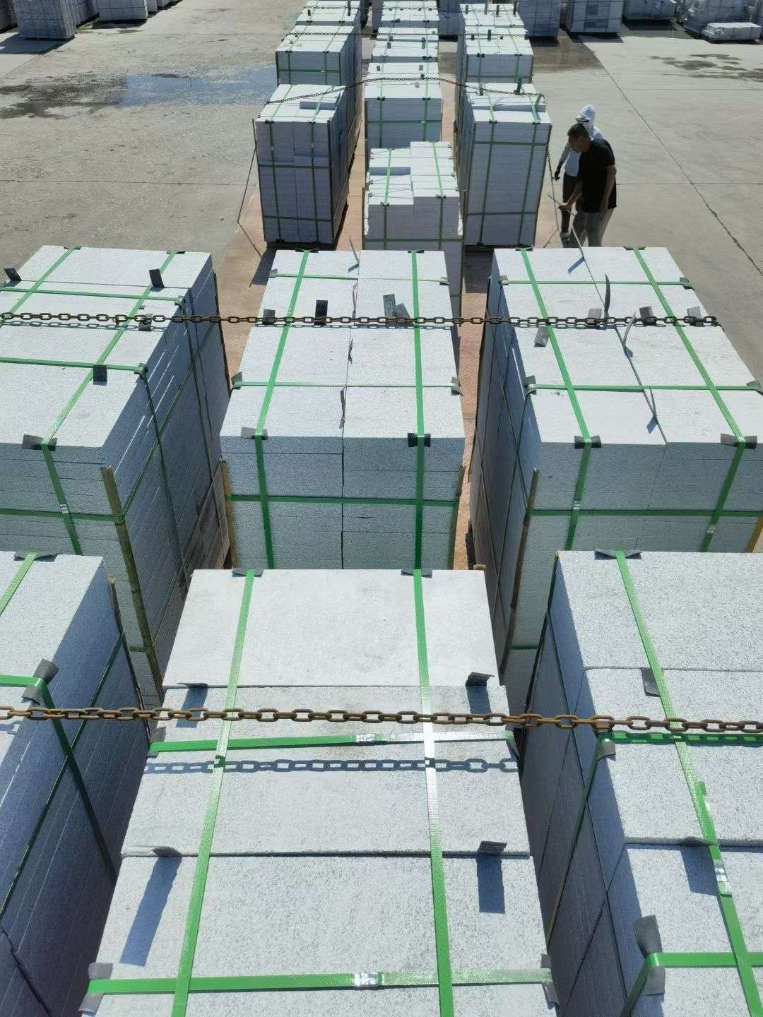 佛山 芝麻白花岗岩5公分地铺石 花岗岩厂家工厂装车日常